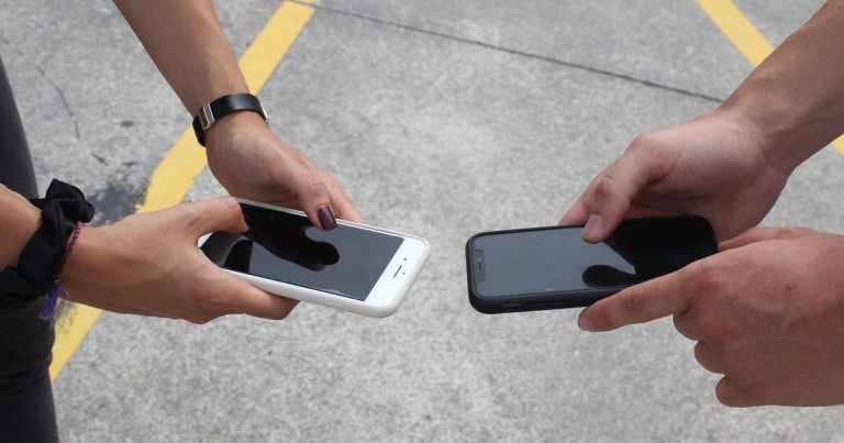 İki kişinin akıllı telefonlarını karşılaştırması