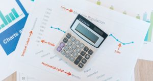 Finansal grafik ve raporların üzerinde hesap makinesi