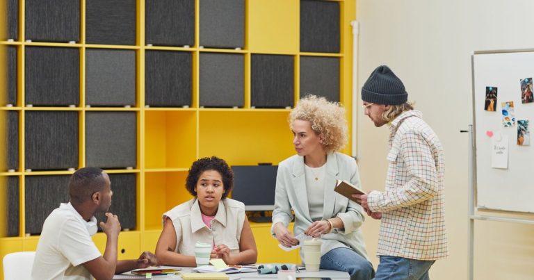Neşeli, modern ofiste birlikte çalışan profesyoneller