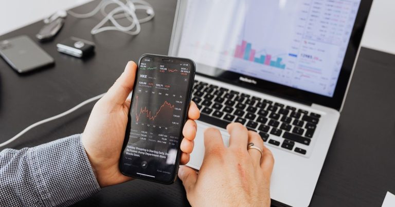 Telefon ve dizüstü bilgisayarda veri inceleyen kişi