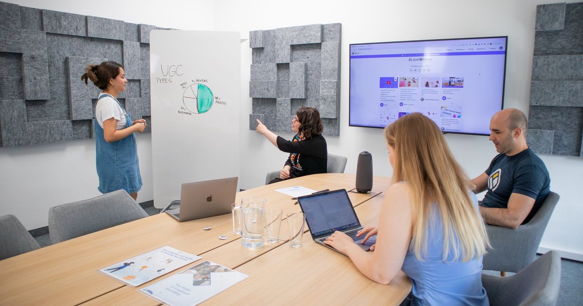 Modern ofiste sunumlu ekip toplantısı