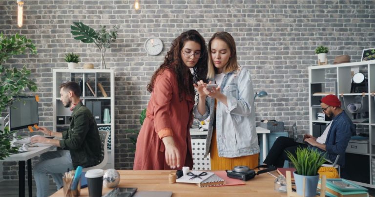 Modern ofiste tasarım projeleri üzerinde çalışan ekip