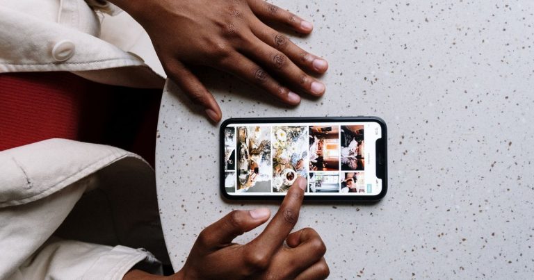 Kafe masasında akıllı telefon kullanan eller
