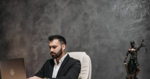 Ofiste dizüstü bilgisayarda çalışan avukat