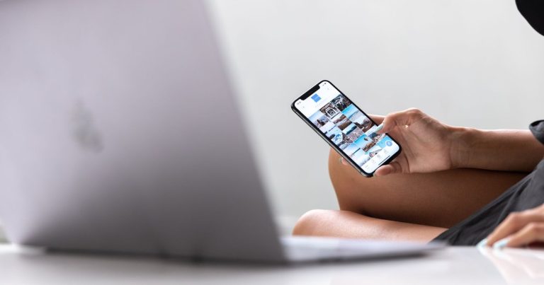 Telefon ve dizüstü bilgisayarı birlikte kullanan kadın