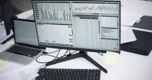 Monitörlerinde analiz grafikleri bulunan çalışma alanı