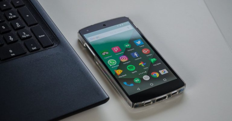 Klavye yanında sosyal medya uygulamaları açık akıllı telefon