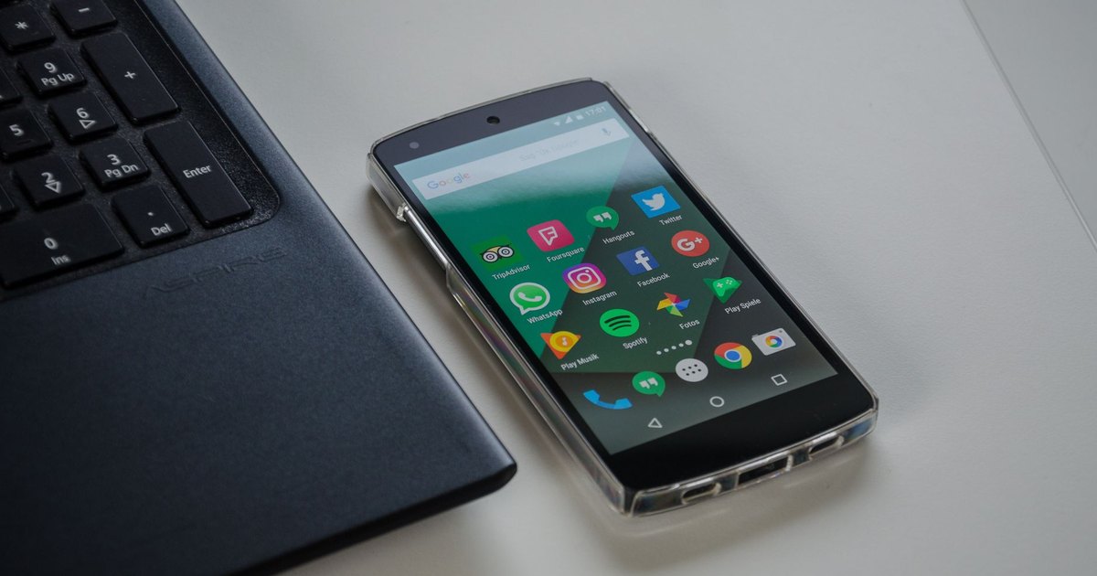 Klavye yanında sosyal medya uygulamaları açık akıllı telefon