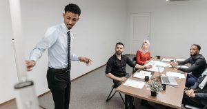 Modern ofiste birlikte çalışan ekip