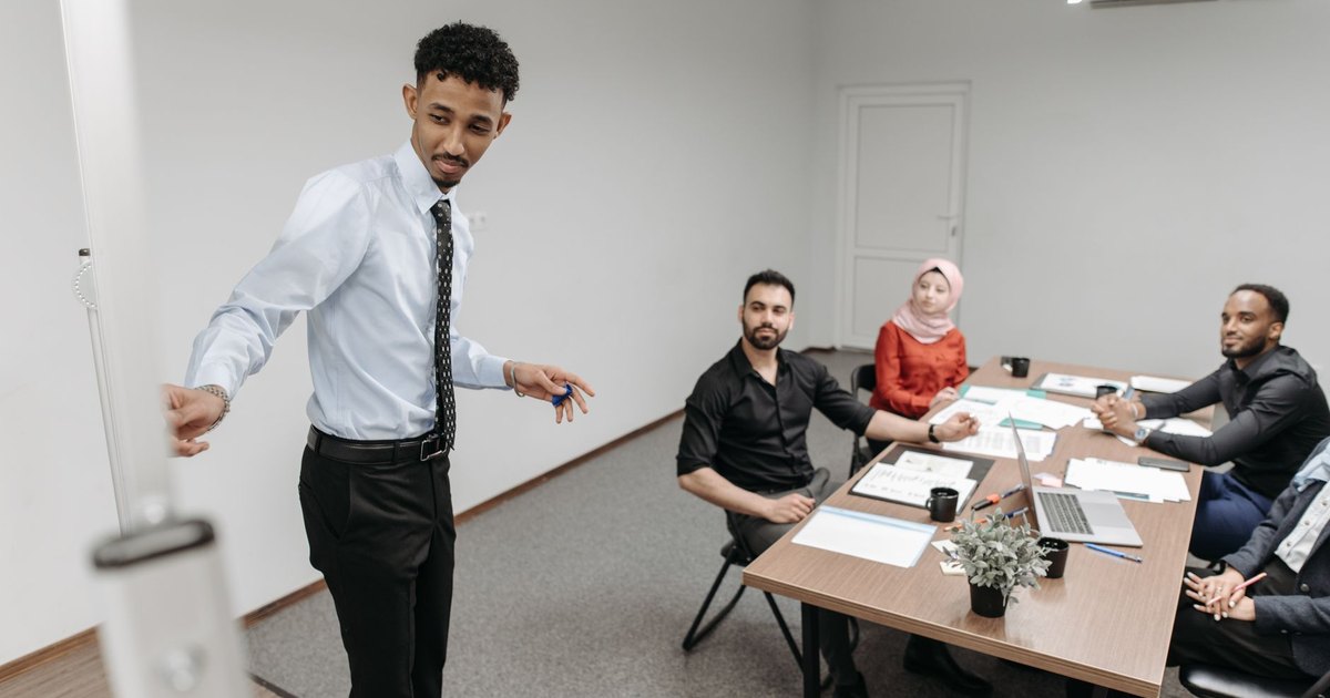 Modern ofiste birlikte çalışan ekip