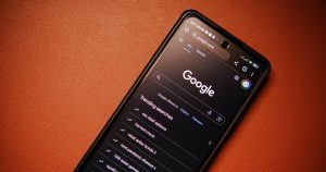 Gece masada Google arama sayfası açık akıllı telefon