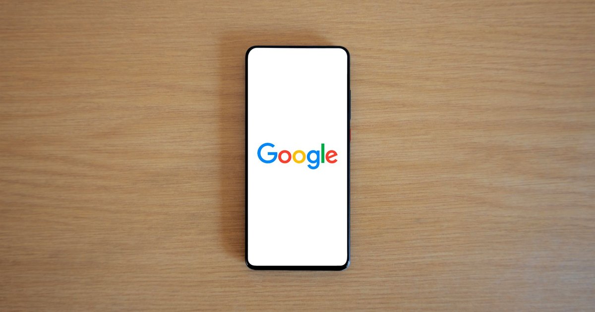 Ahşap masada Google ana sayfası açık akıllı telefon