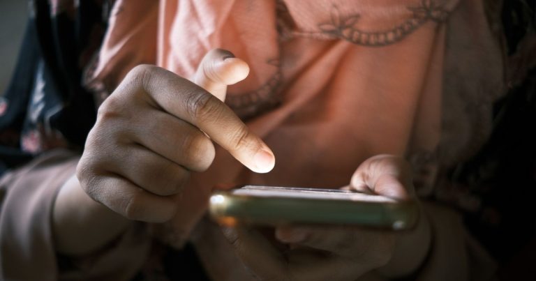 Akıllı telefon kullanan eller