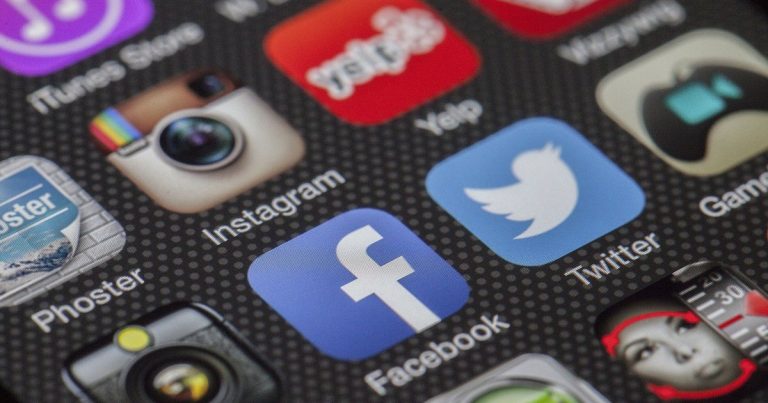 Akıllı telefon ekranında sosyal medya uygulama simgeleri