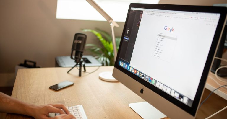 Google arama sayfası açık bilgisayarın bulunduğu çalışma alanı