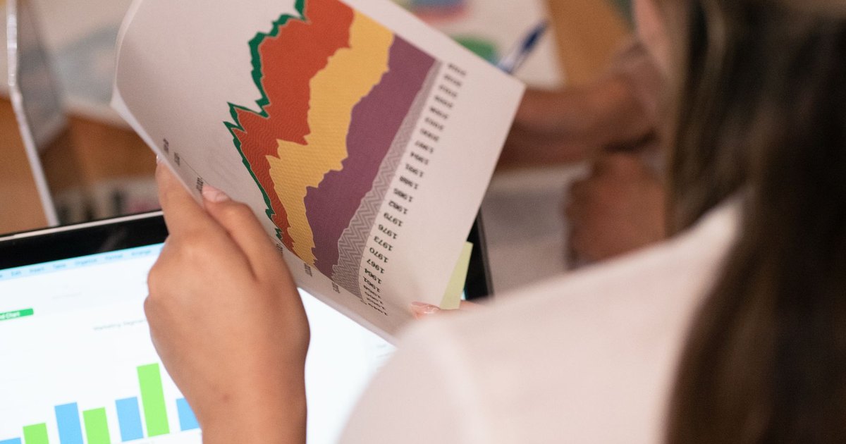 Ofiste renkli grafikleri inceleyen kadın