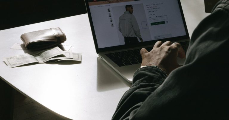 Cüzdanın yanında dizüstü bilgisayardan online alışveriş yapan kullanıcı