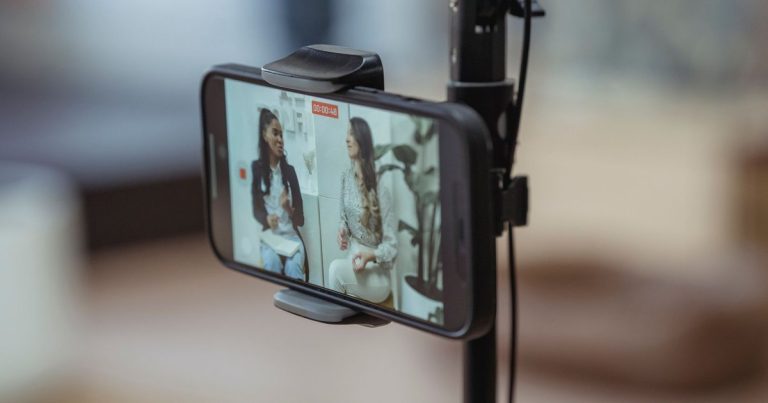 Tripoddaki telefonla sohbet eden iki kadını çeken video düzeneği