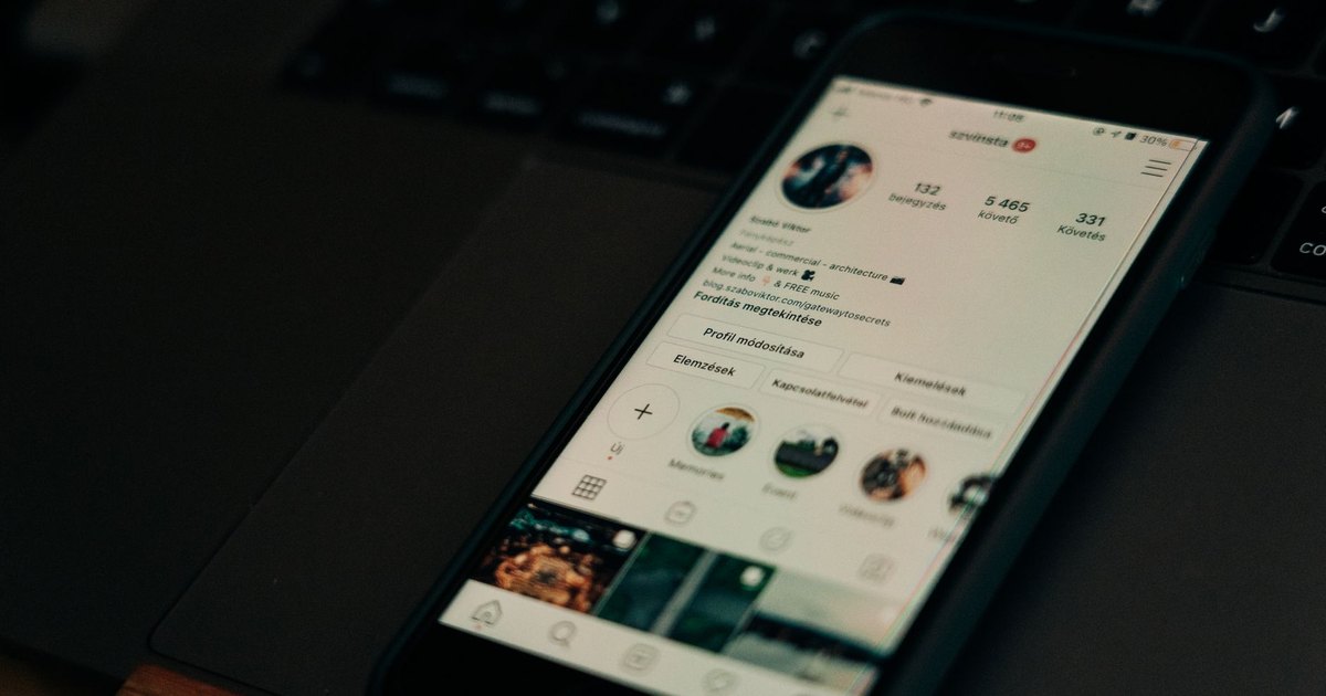 Dizüstü bilgisayar yanında sosyal medya profili açık akıllı telefon