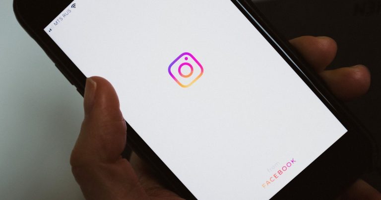 Ekranında sosyal medya uygulaması simgesi olan telefonu gösteren kişi