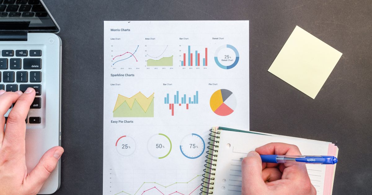 Google Ads raporlarını inceleyen uzman, grafik çıktıları ve dizüstü bilgisayar