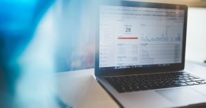 Dizüstü bilgisayar ekranında Google Analytics