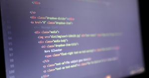 Bilgisayar ekranında HTML kodu