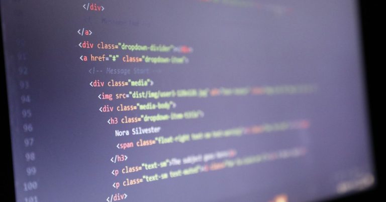 Bilgisayar ekranında HTML kodu