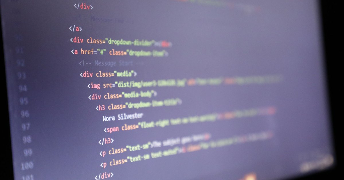 Bilgisayar ekranında HTML kodu