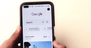 Ekranında Google araması açık akıllı telefon tutan el