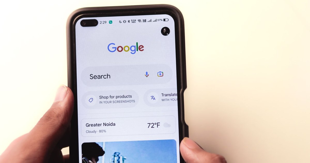 Ekranında Google araması açık akıllı telefon tutan el