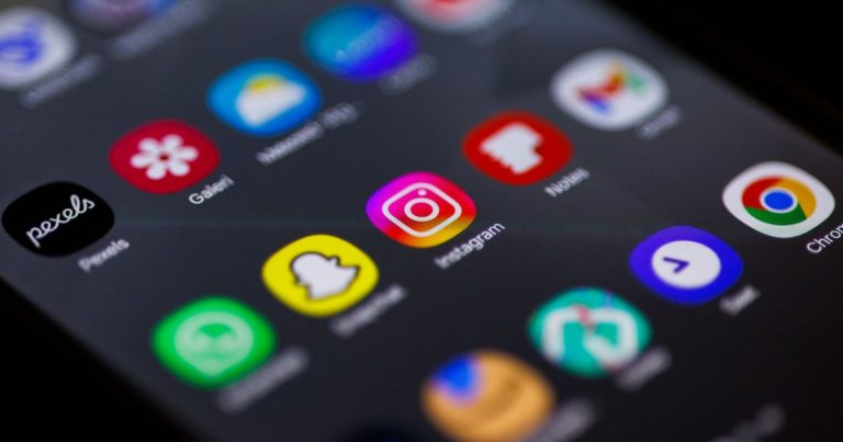 Akıllı telefon ana ekranında Instagram ve diğer uygulamalar