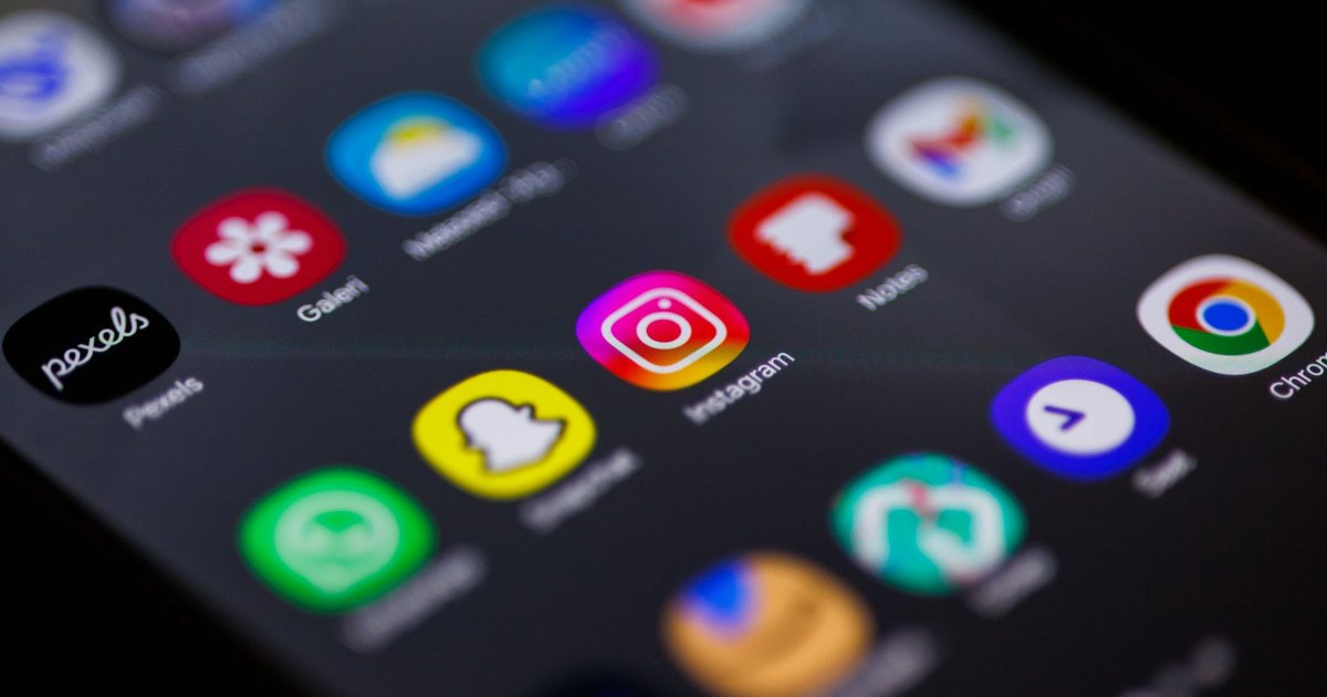 Akıllı telefon ana ekranında Instagram ve diğer uygulamalar