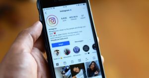 Ekranında Instagram profili açık akıllı telefon
