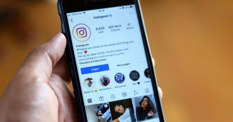 Ekranında Instagram profili açık akıllı telefon