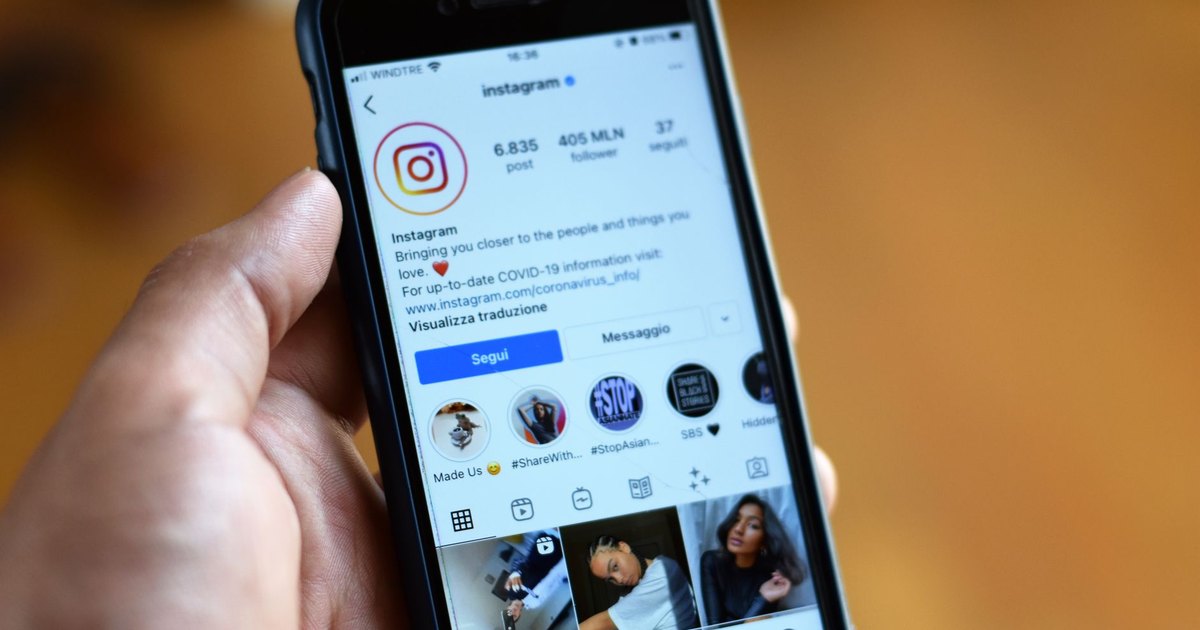 Ekranında Instagram profili açık akıllı telefon