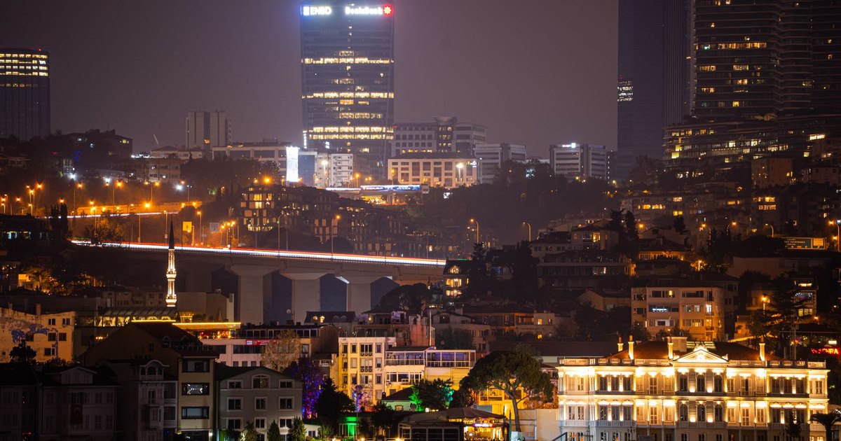 Gece ışıklarıyla İstanbul silueti