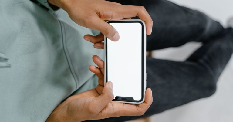Boş ekranlı akıllı telefon tutan eller