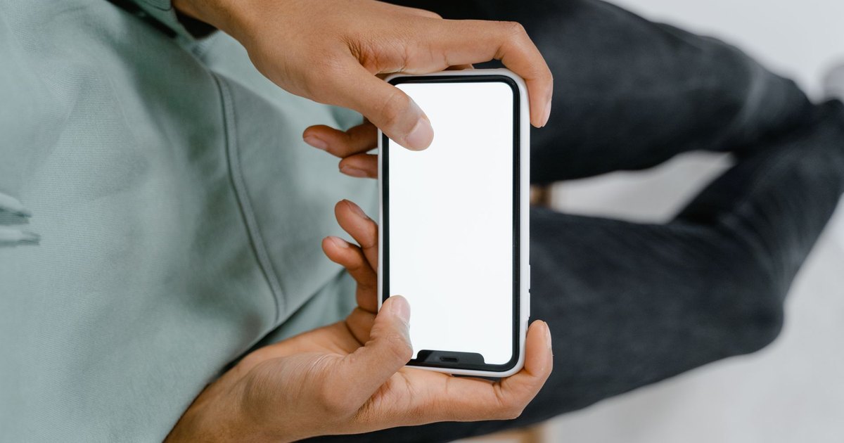 Boş ekranlı akıllı telefon tutan eller