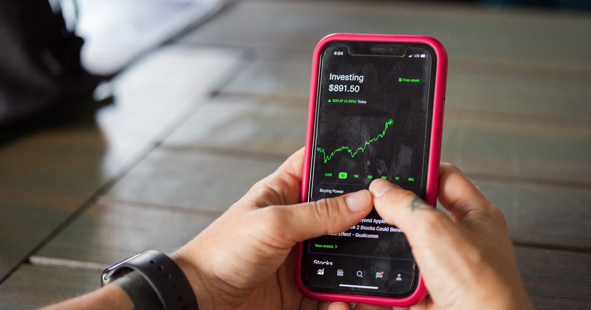 Grafik uygulaması açık akıllı telefon tutan kişi