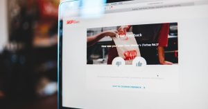 Bilgisayar ekranında online mağaza web tasarımı