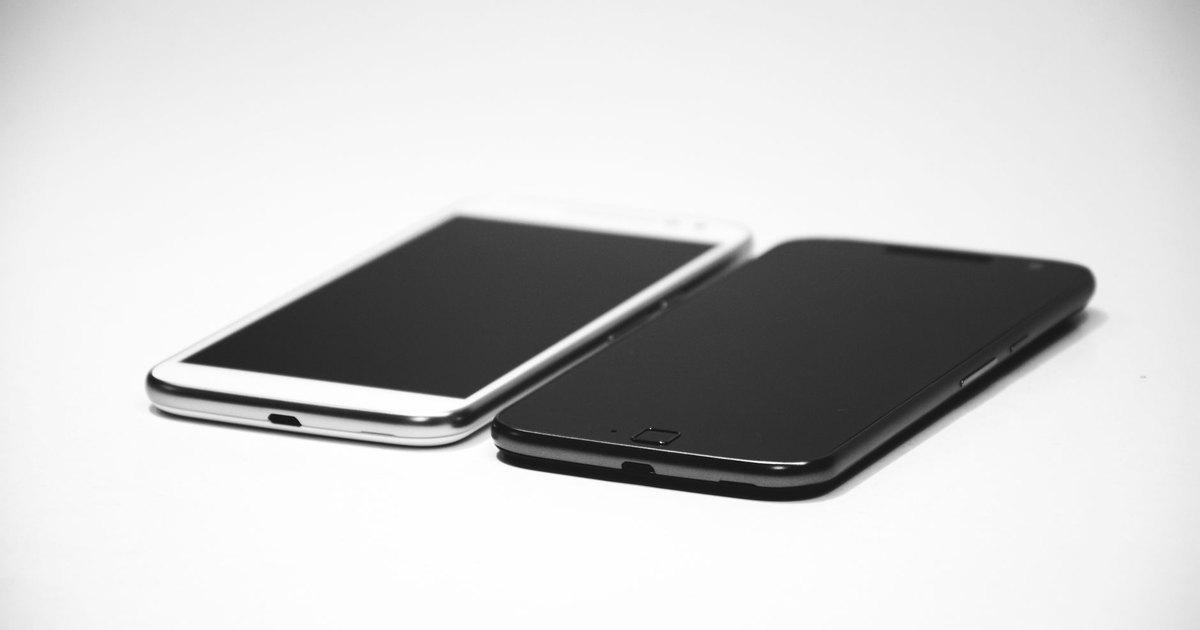 Beyaz zeminde siyah ve beyaz iki akıllı telefon
