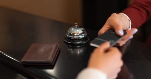 Otel resepsiyonunda telefon ve kartla giriş işlemi