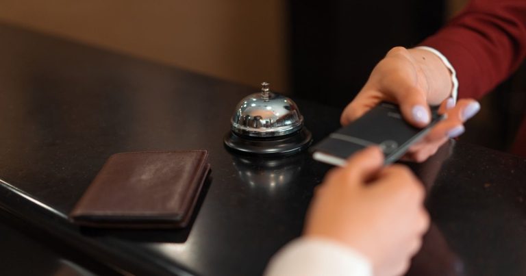 Otel resepsiyonunda telefon ve kartla giriş işlemi
