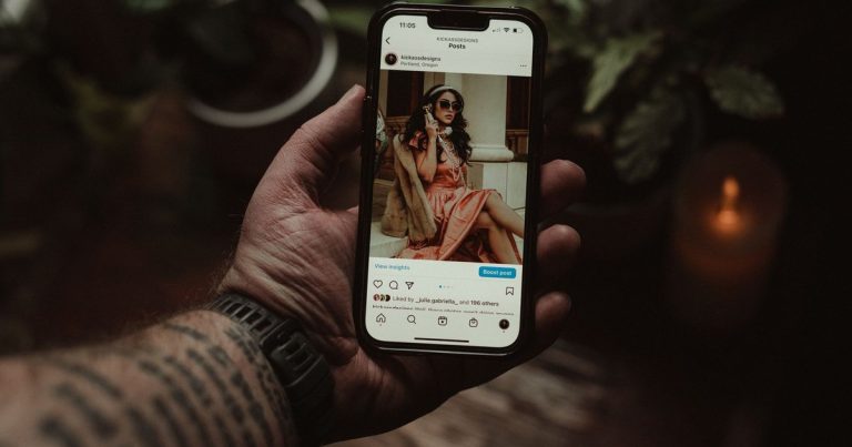 Instagram gönderisi açık akıllı telefon tutan el
