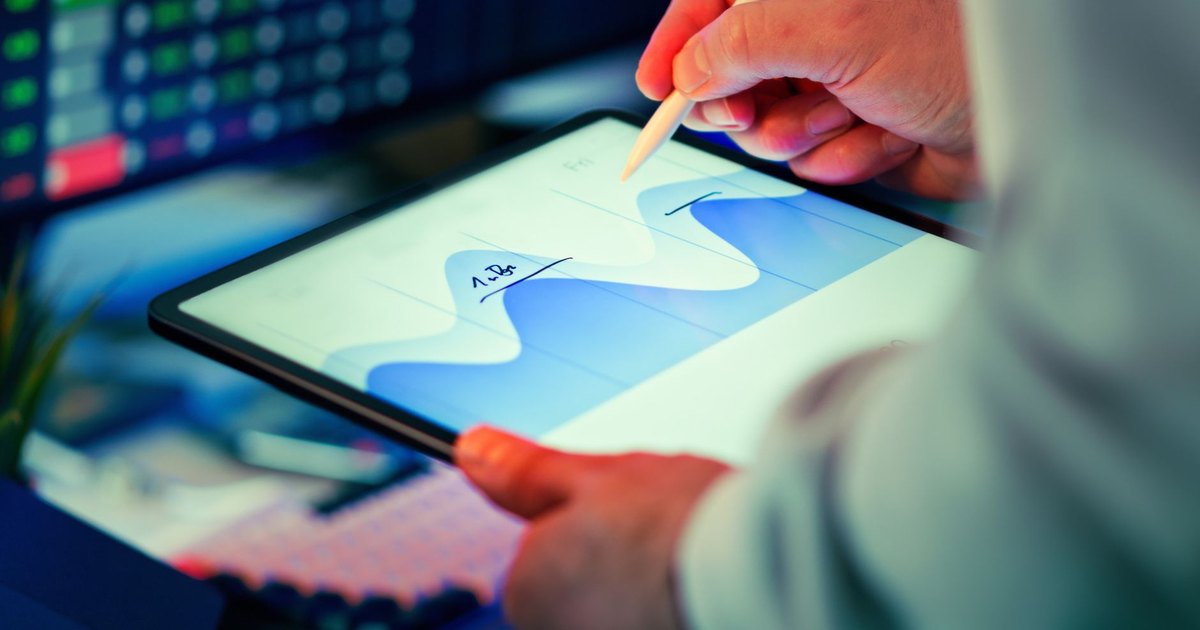 Tablette dalga biçimli performans grafiği üzerinde kalemle çalışan uzman