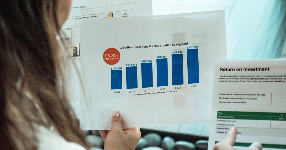 Büyüme grafiği ve yatırım getirisi raporunu inceleyen kişi