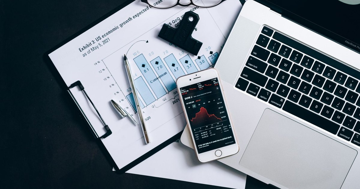 Finansal belgeler, dizüstü bilgisayar ve veri gösteren telefon, üstten görünüm