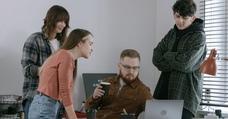 Modern ofiste toplantı yapan genç profesyoneller