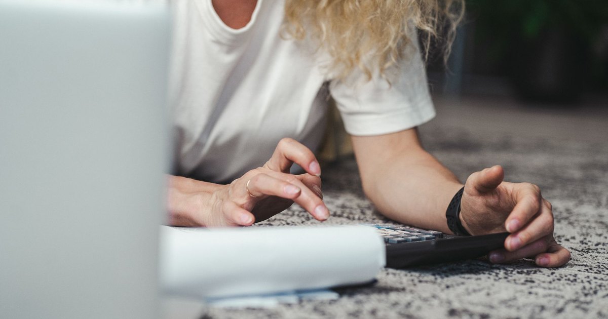 Hesap makinesiyle bütçe planlayan kadın